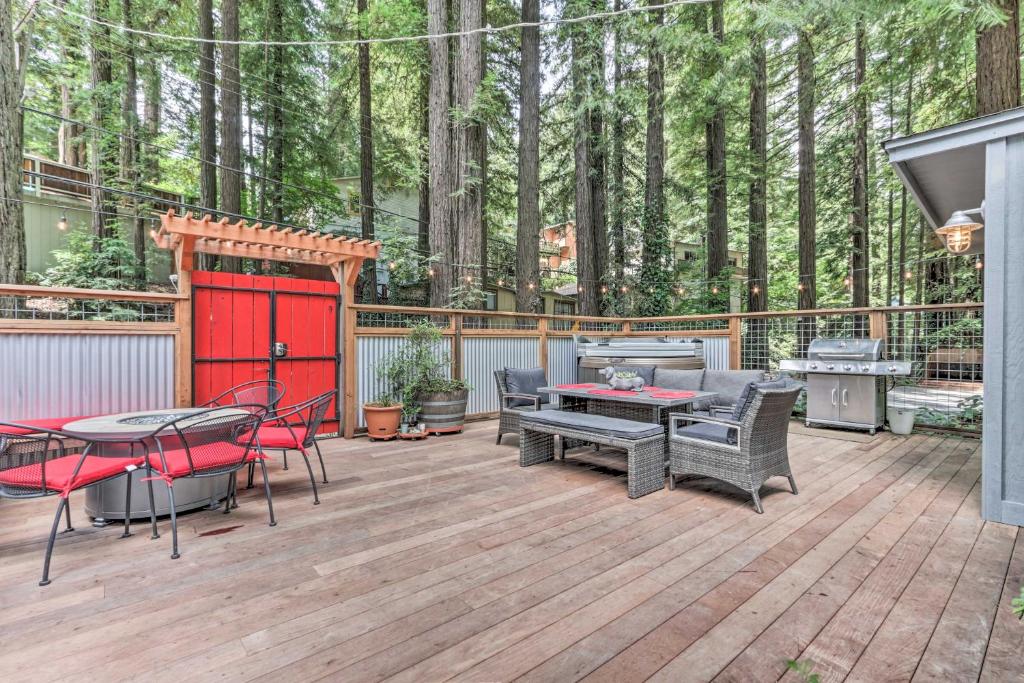 Redwoods Treehouse Across From the Russian River! - Guerneville