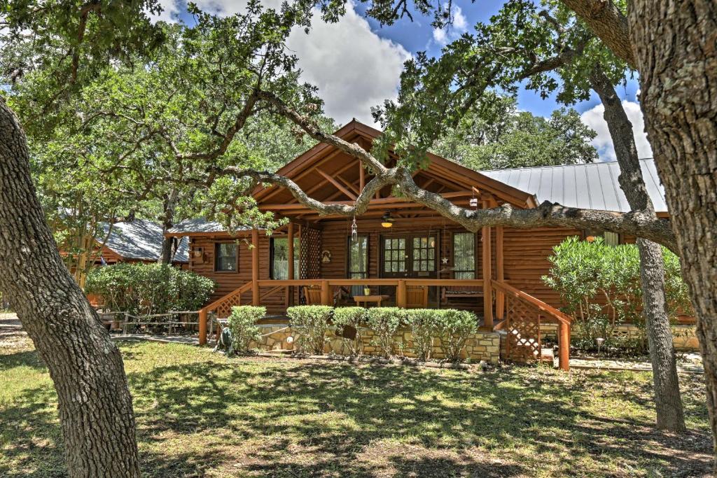 Rustic Canyon Lake Cabins With Hot Tub On About 3 Acres! - Texas