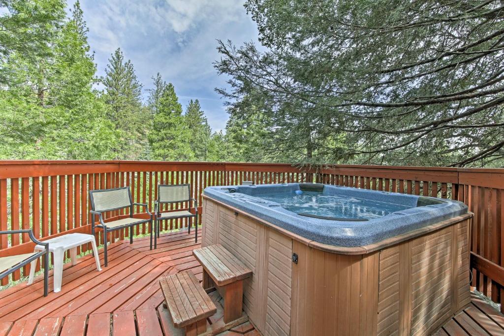 Cozy Lake Arrowhead Cabin with Hot Tub and Deck! - Lake Arrowhead, CA