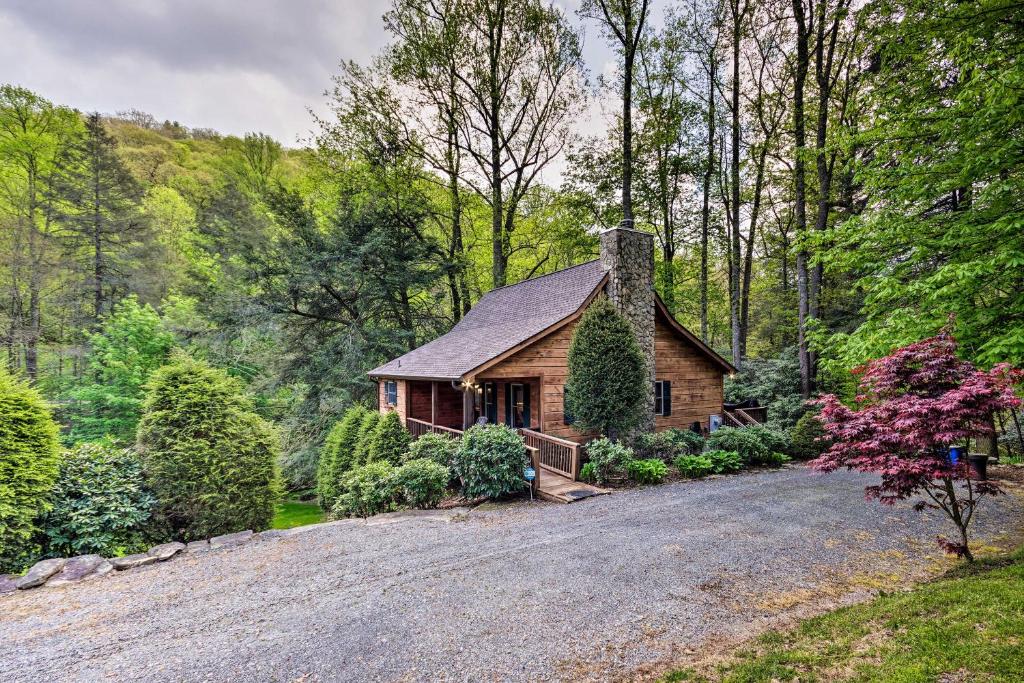 Gathering Place Cabin with Hot Tub and Fishing Pond! - Beech Mountain