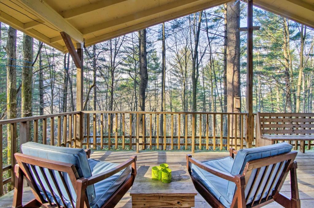 Charming Hendersonville Cottage With Porches And Views! - North Carolina