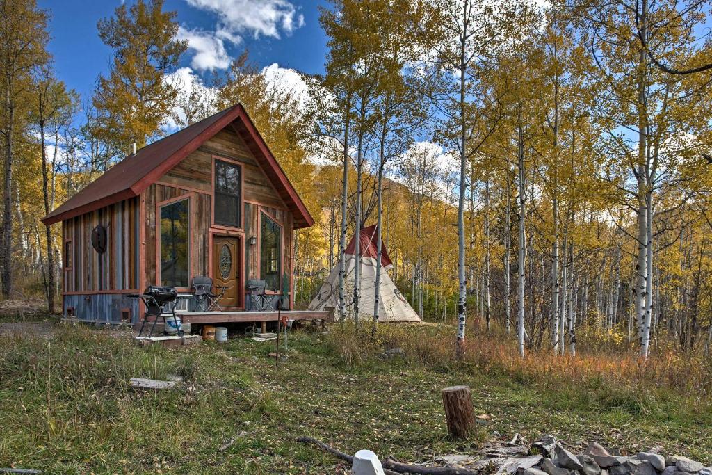 Colorful Cabin With Teepee, Fire Pits And Mtn Views! - Colorado