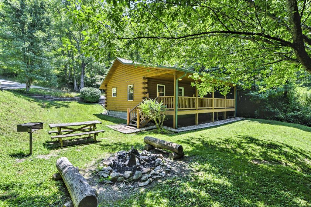 Fox Creek Hillside Cabin With Hot Tub And Fire Pit! - North Carolina