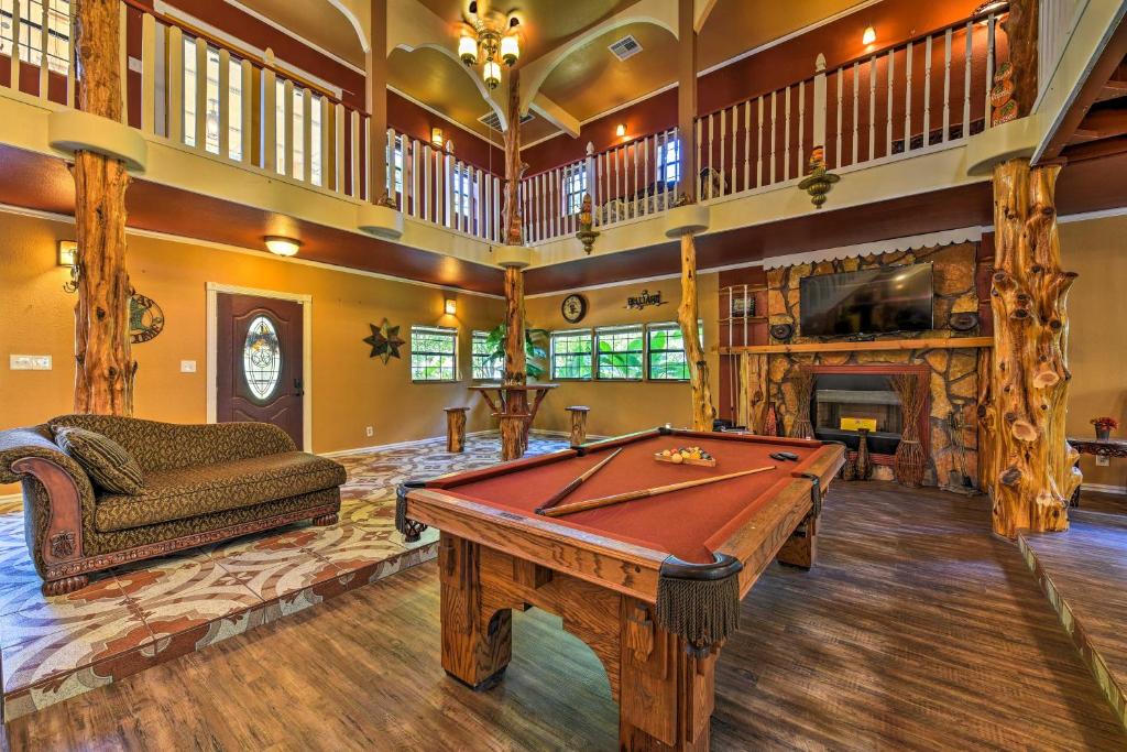 Spacious Conroe Home With Foosball And Pool Table! - Houston, TX