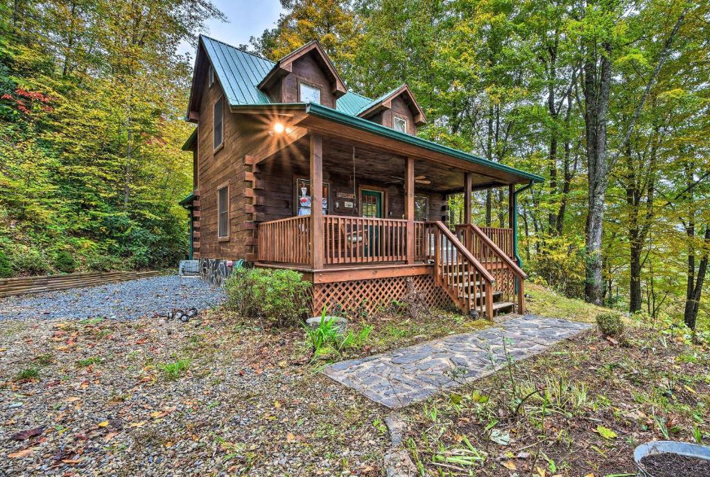 Pet-friendly Rustic Bryson City Cabin With Fire Pit! - North Carolina