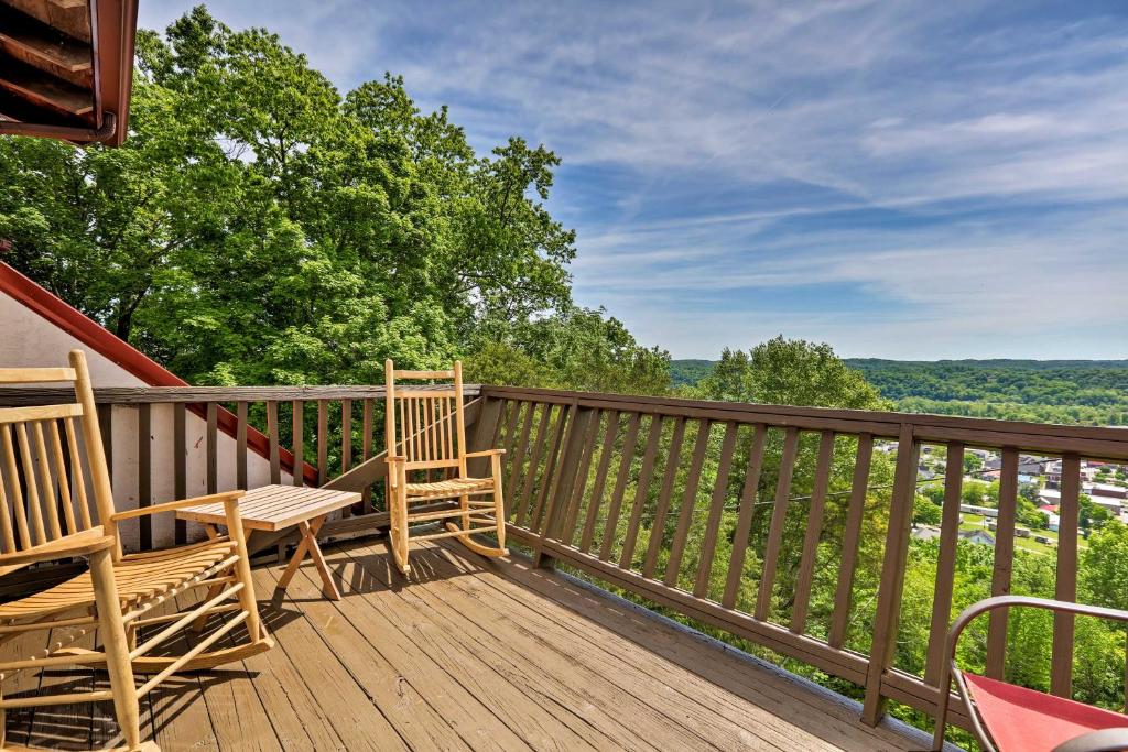 Burkesville Apt With Deck, Views And Pool Access! - Kentucky