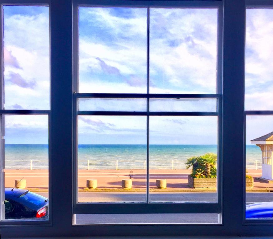 Stunning Beach View Holiday Suite - Hastings