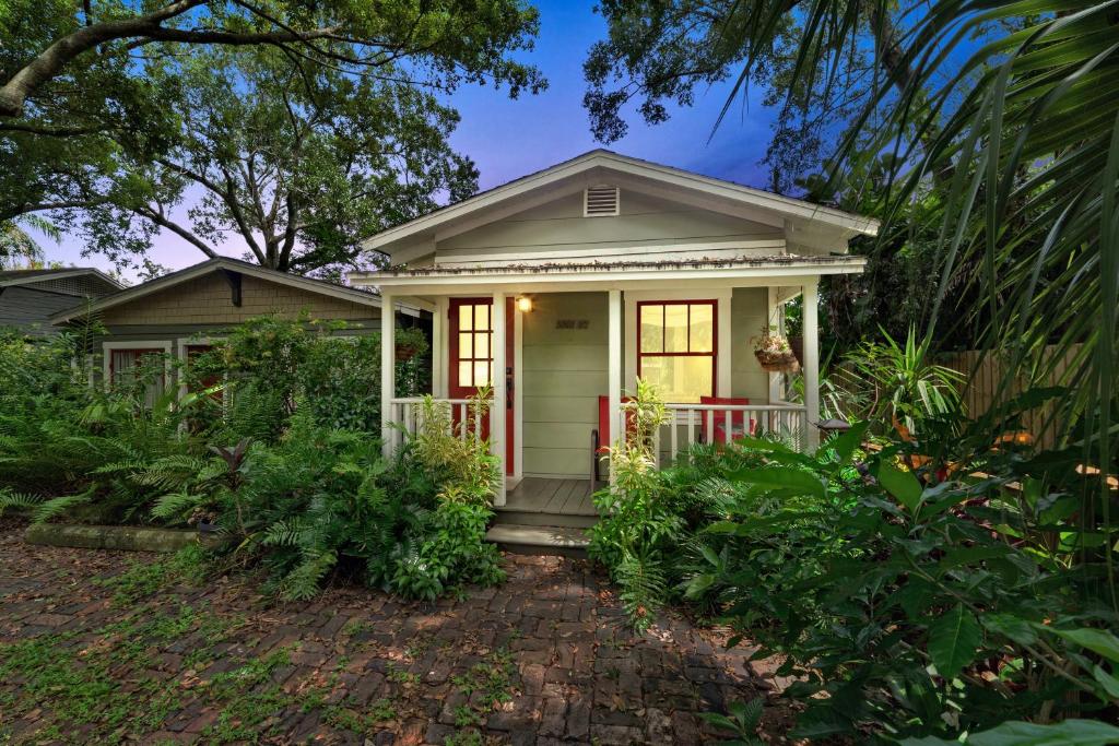 Charming 1923 Cottage At Erehwon Retreat - Tampa, FL