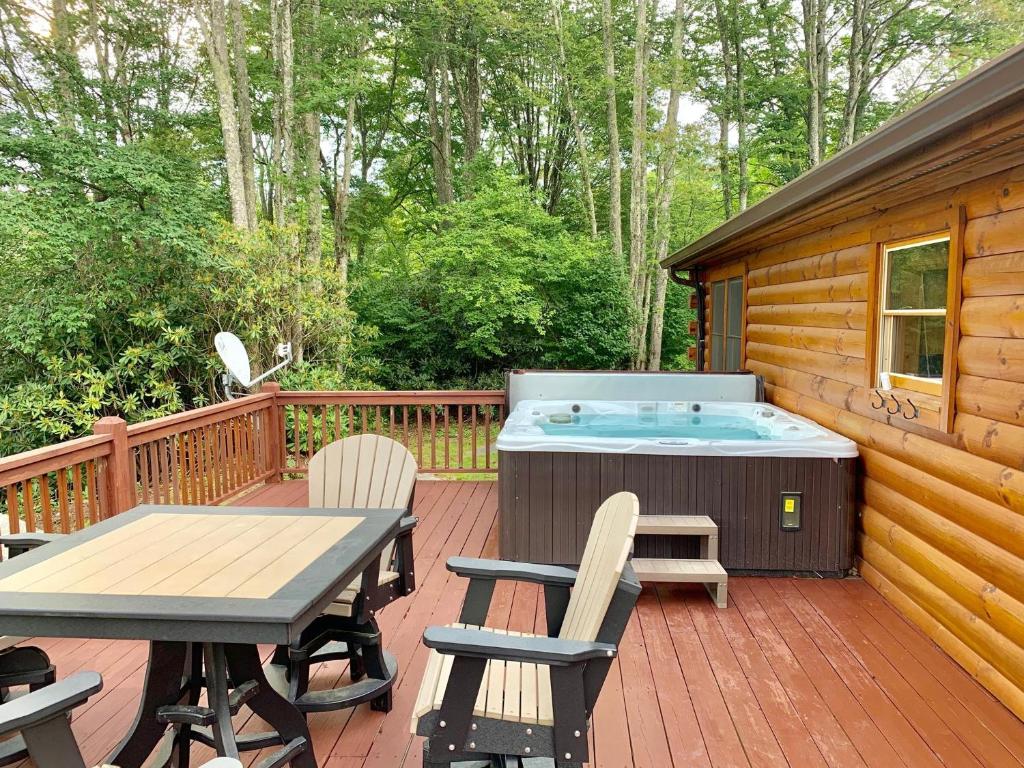 2 Br Cabin With Hot Tub, Deck, Fire Pl - North Carolina