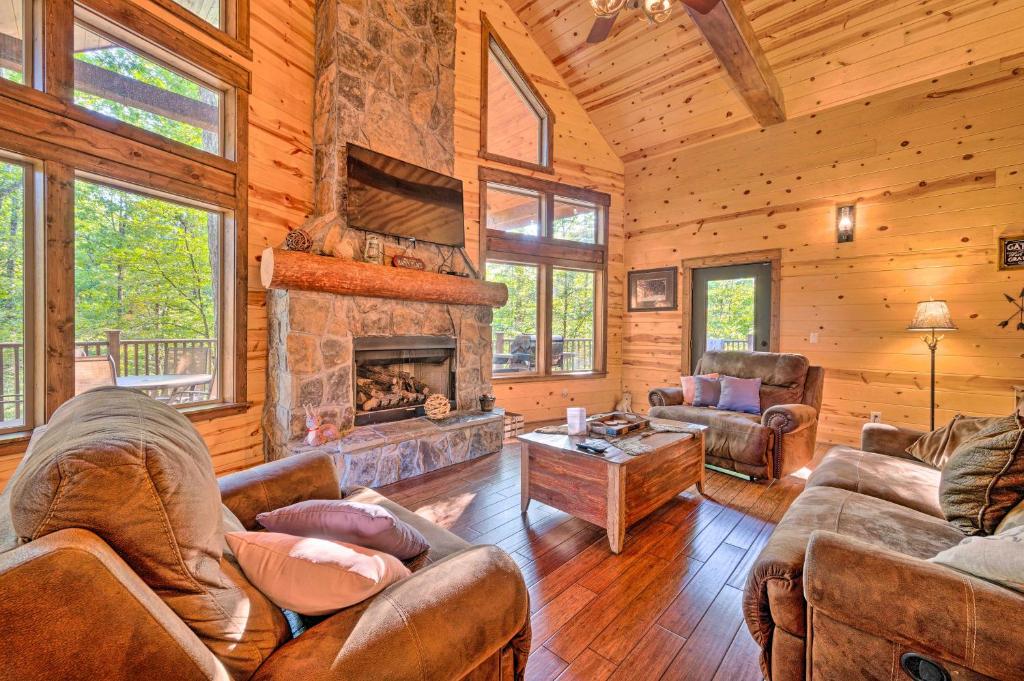 Creekside Cabin with Deck, Hot Tub and Fire Pit! - Texas