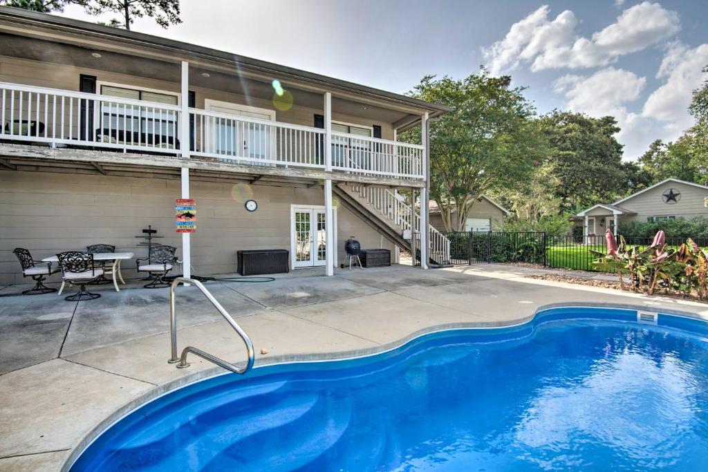 Pet-friendly Spring House And Apartment Yard And Pool - Houston, TX