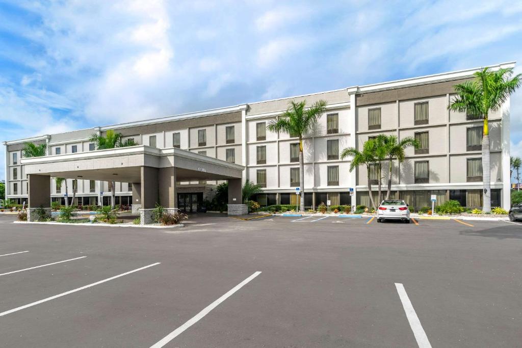 Comfort Inn & Suites St Pete - Clearwater International Airport - Clearwater, FL