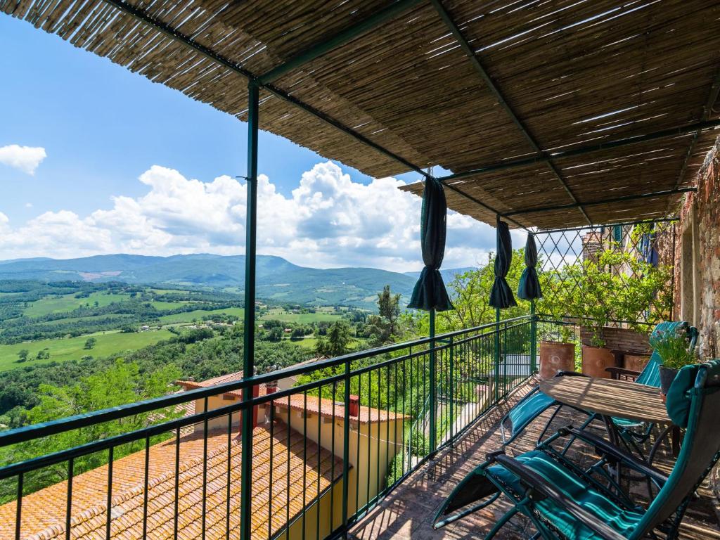 Cozy Holiday home in Montecastelli Pisano Tuscany with balcony with views - Italien