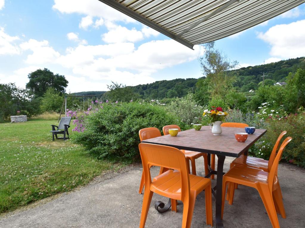 Comfy Holiday Home In Crux La Ville With Fenced Garden - Nièvre