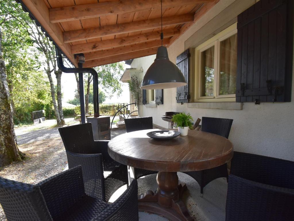 Modern Holiday Home In The Heart Of France For Up To 10 People - Bourgogne-Franche-Comté