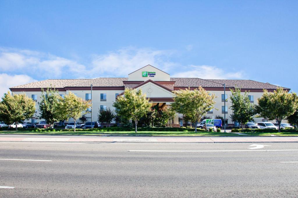Holiday Inn Express & Suites Clovis Fresno Area, An Ihg Hotel - Clovis, CA