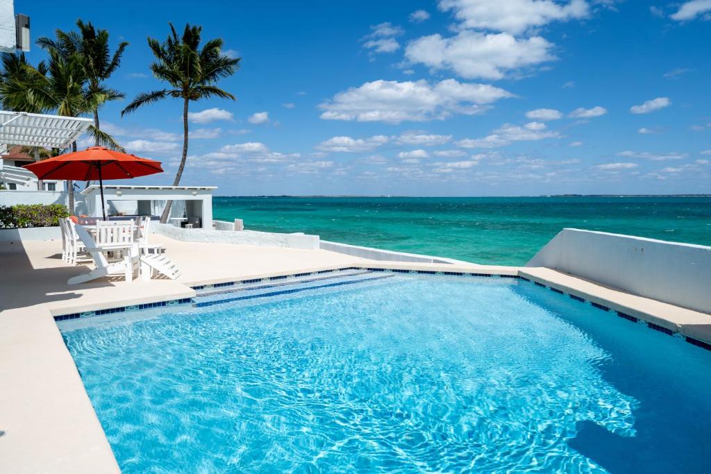 Water's Edge Villa - Oceanfront With Private Pool - Nassau