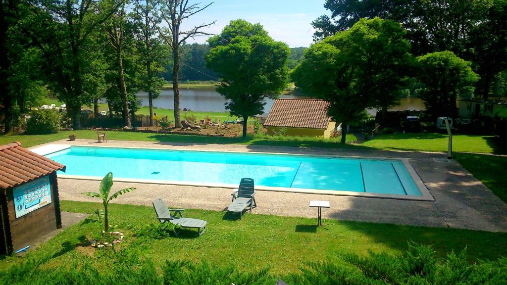 Bungalow De 2 Chambres Avec Vue Sur Le Lac Piscine Partagee Et Jardin Clos A Rochechouart - Charente