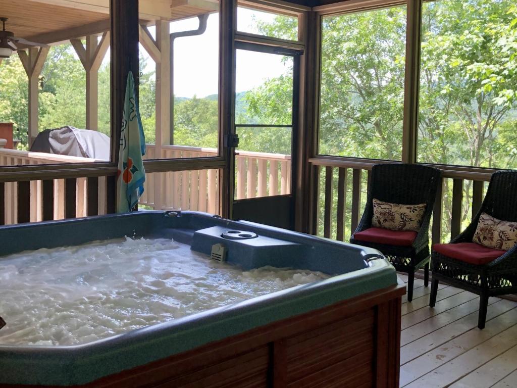 Happy Trails - Mountain Cabin With Screen Porch And Hot Tub - United States