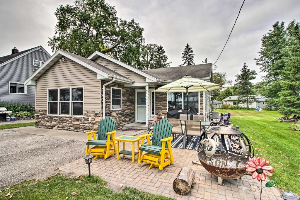 Lakeside Cottage Walk to Water, Dining and Marina! - Minnesota