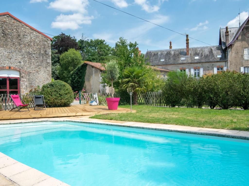 Majestic Holiday Home In Clesse With Garden - Deux-Sèvres