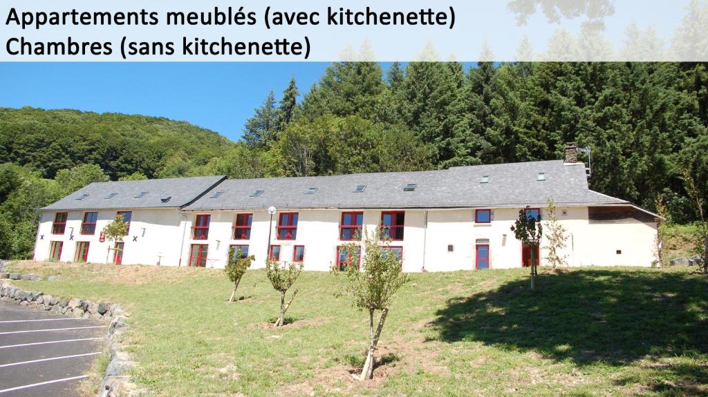 Gîte Du Haut Cantal - Appartements Meublés Avec Kitchenette Et Chambres Sans Kitchenette - Auvergne
