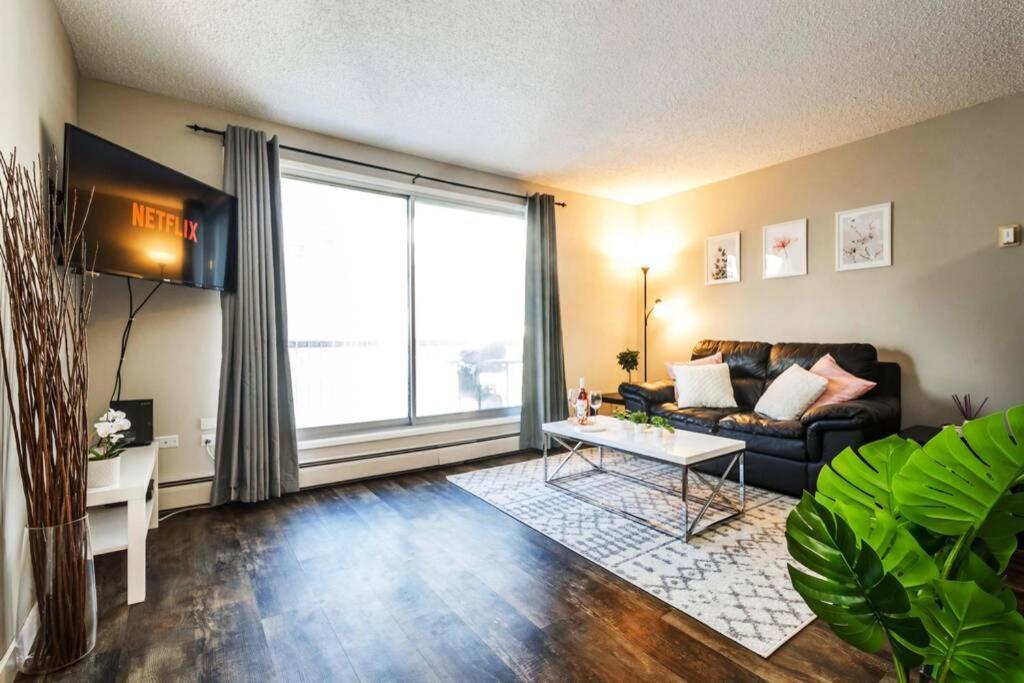 Modern and Cozy DT Condo, 5 min to ICE District, U of A and River Valley, Free Parking! - Edmonton