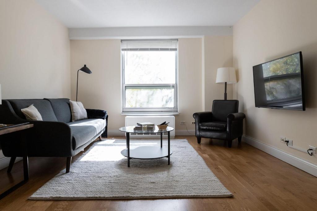Classic Ravenswood 1BR with Work Station by Zencity - Lincoln Square - Chicago