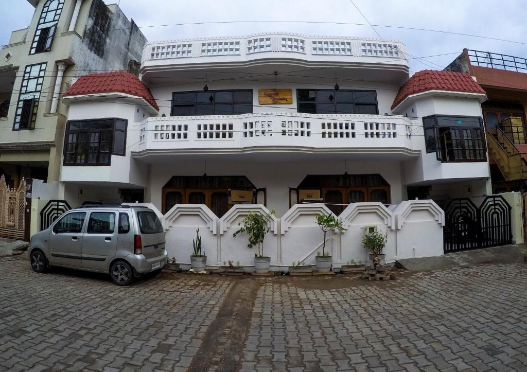 lovely 1 bedrooms+drawing room+dining area+balcony - Agra