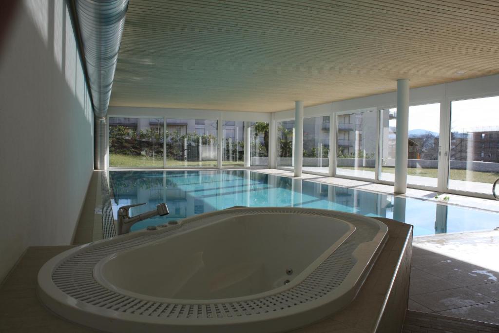 Indoor Swimming Pool, Sauna, Fitness, Private Gardens, Spacious Modern Apartment - Canobbio
