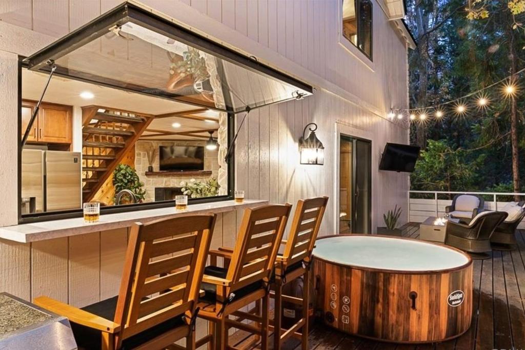 Serene blue jay getaway | hot tub, fire pit, a/c, fireplaces & outdoor living - Lake Arrowhead, CA