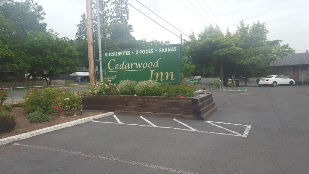 Cedarwood Inn - Ashland, OR