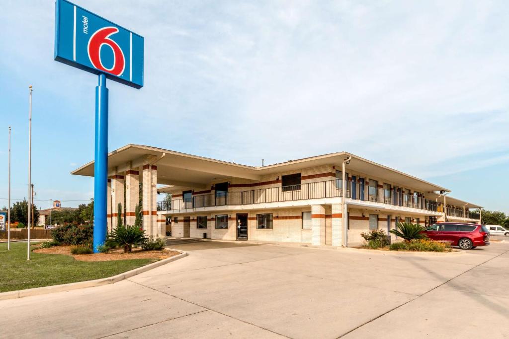 Motel 6-San Antonio, TX - South WW White Rd - San Antonio, TX