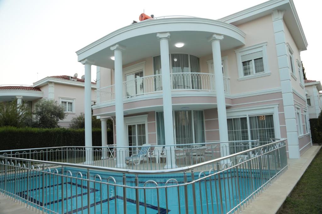 Villa Aslam, Kadriye Mahallesi 236 Sokak No: 1-4 Tolerance Golf Sitesi C-1 Blok, Serik, Antalya - Türkei