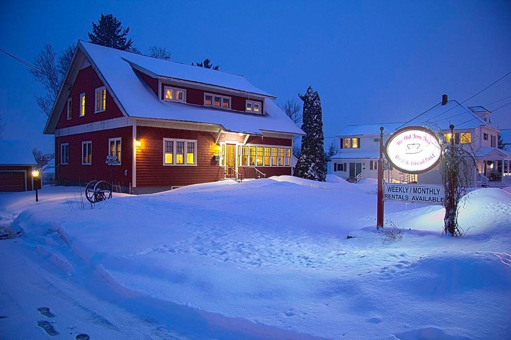 Old Iron Inn Bed And Breakfast - Maine (State)