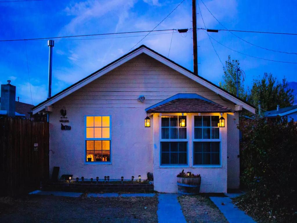 Cozy Muir Cottage - In Town - Pet Friendly - California