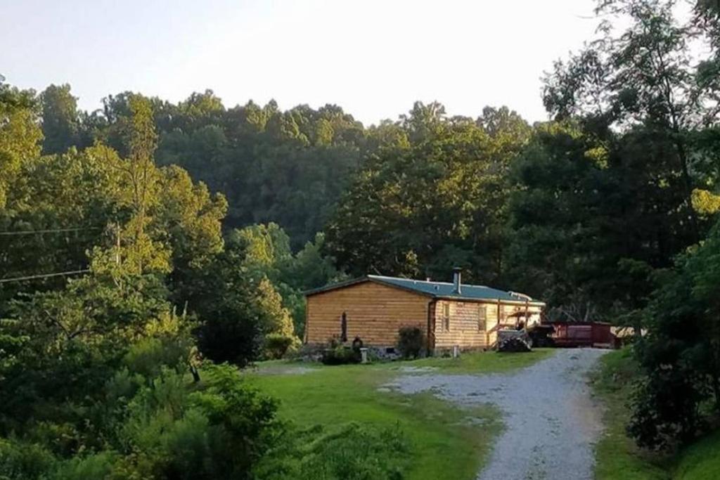 The Sandstone - A 3br, 2ba Deluxe Log Cabin - West Virginia
