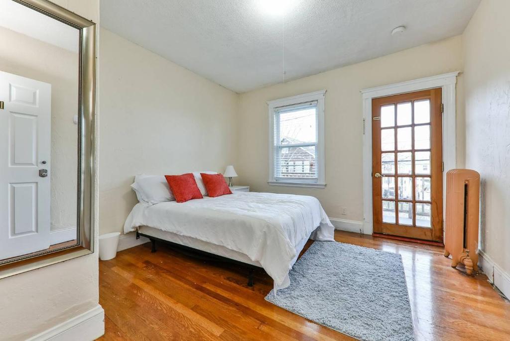 Cozy Large House Close To Tufts/harvard/mit 4br - Boston, MA