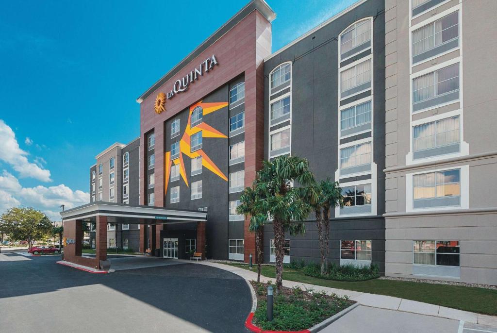 La Quinta Inn & Suites By Wyndham San Antonio Downtown - San Antonio, TX