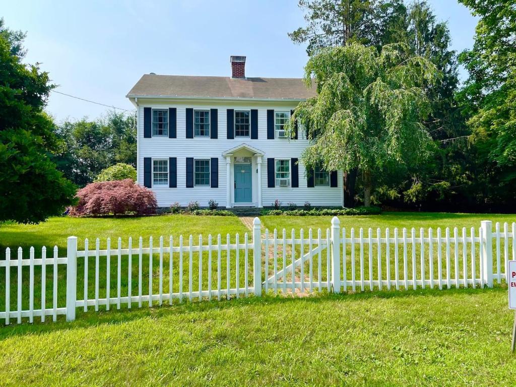 1860's Colonial House Near Downtown And Beaches! - Connecticut