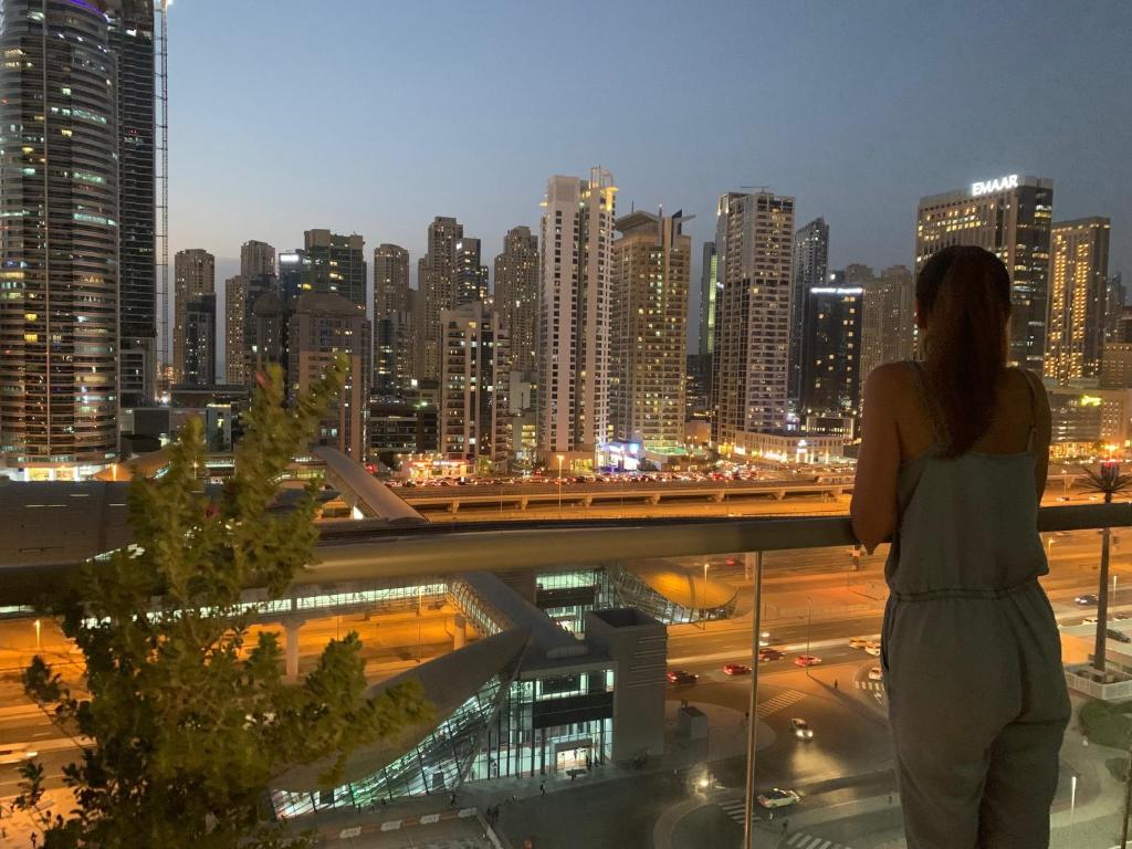 Luxury New Apartment On The Metro, Facing Dubai Marina. - Émirats arabes unis