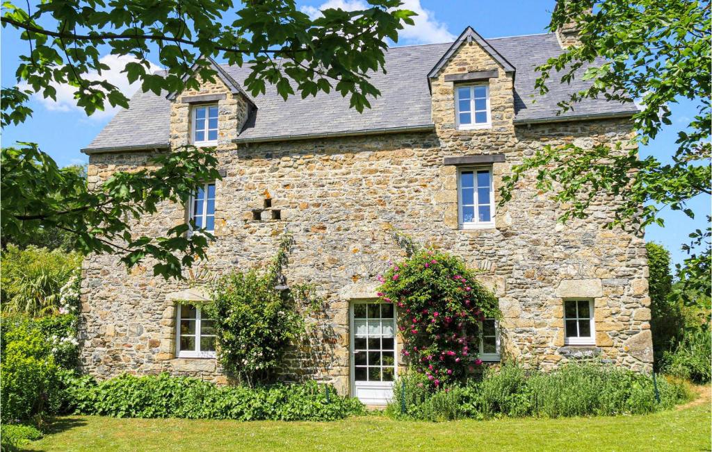 Stunning Home In Monthuchon With 4 Bedrooms And Wifi - Coutances