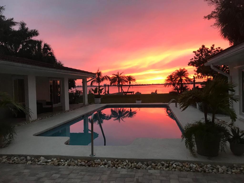 Perfecto's Retreat- Luxury Cabin - Florida