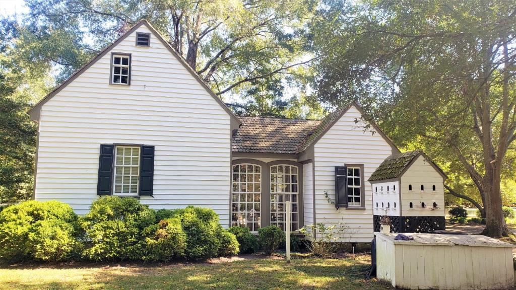 Cozy Colonial 1740 Cottage - 