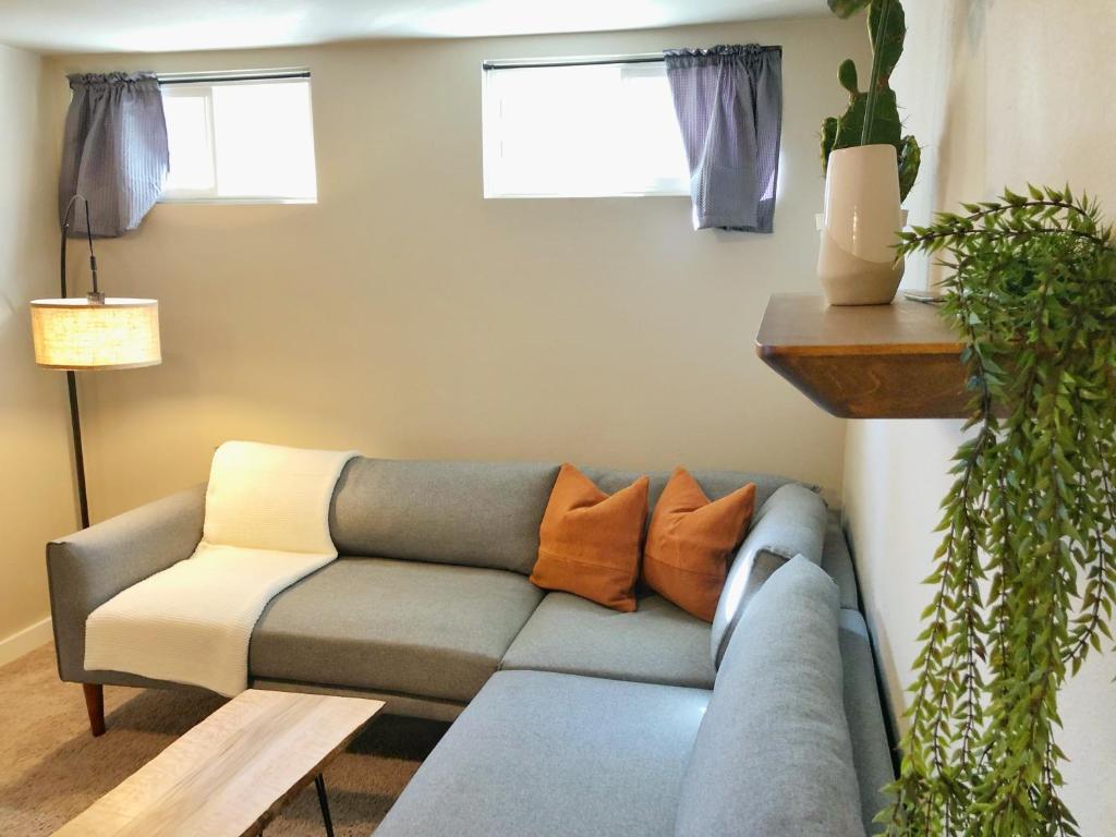 Seattle Launchpad - Cozy and Modern 2 BR Guest Suite - Des Moines, WA