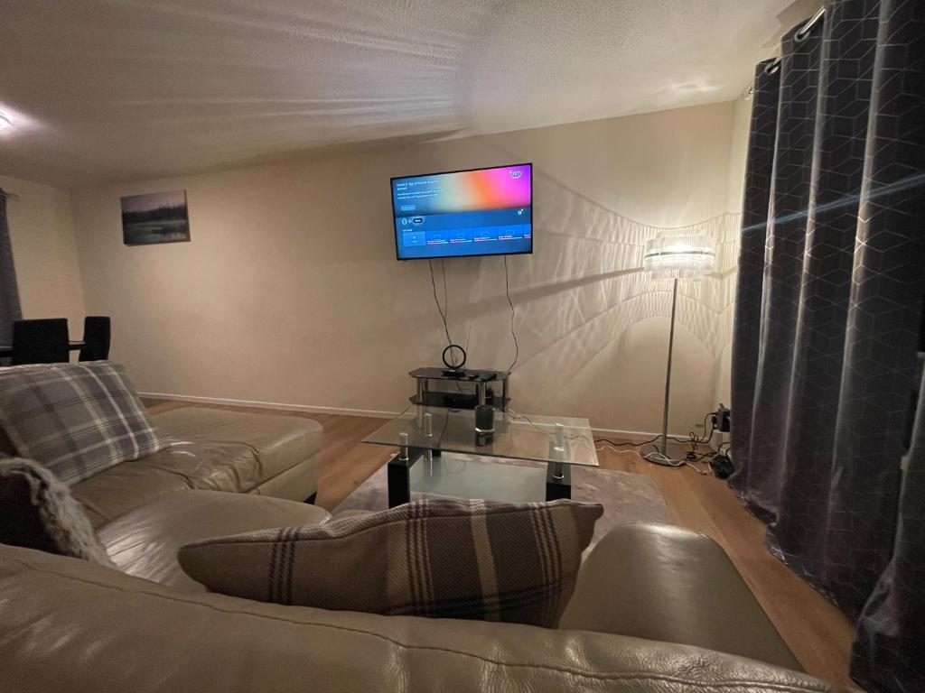 Entire Four-bedroom house stay - Northampton