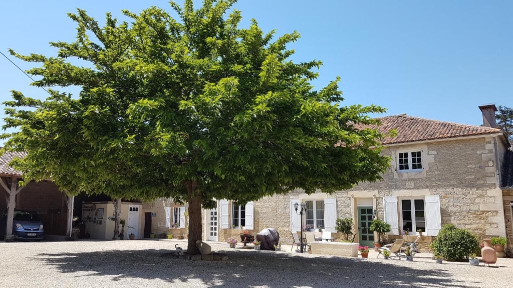 Beautiful 2-Bed Manor House Gite in Mauprevoir - Francia