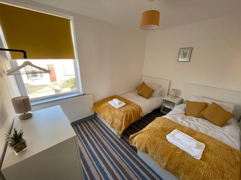 Modern 3 bed home, Sleeps 6, Free Netflix and WIFI - Burnley