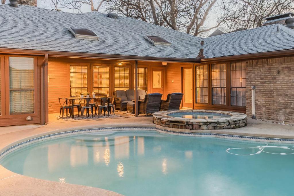 Luxury Spacious Home in North Garland perfect for all group types w Pool home - Dallas, TX