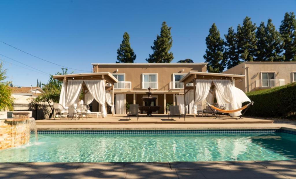 Luxury Grand Residence With Pool & Jacuzzi - San Fernando Valley